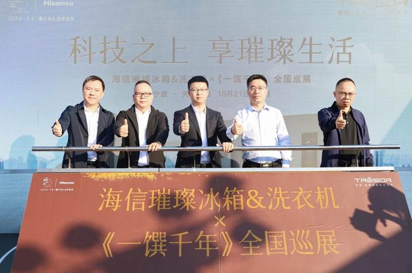 人们在看台上的人和男子的照片和文字

中度可信度描述已自动生成