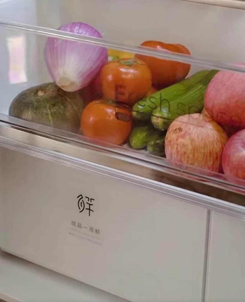 盒子里放着许多食物

描述已自动生成