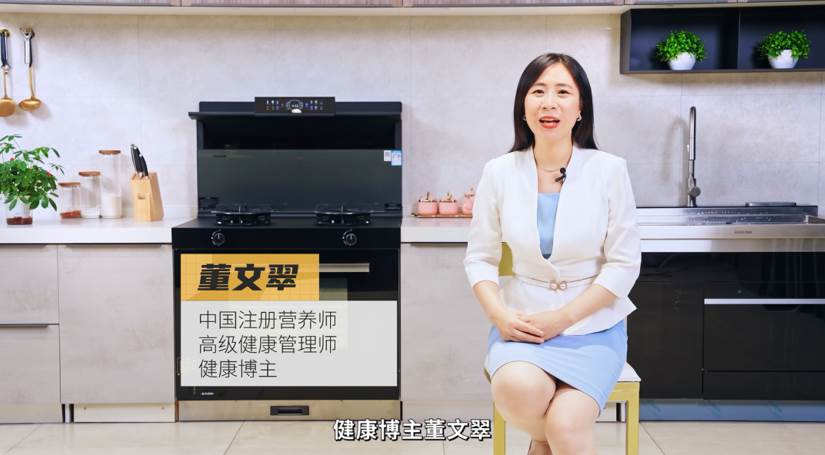 女人坐在椅子上

低可信度描述已自动生成