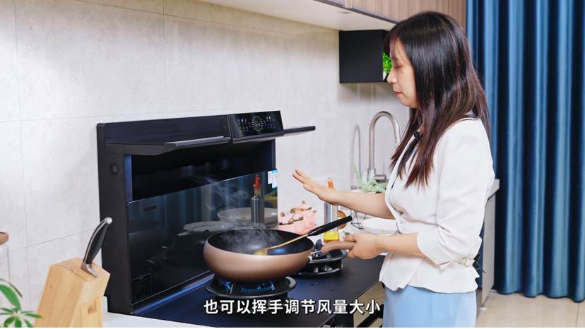 女人在厨房里做饭

中度可信度描述已自动生成