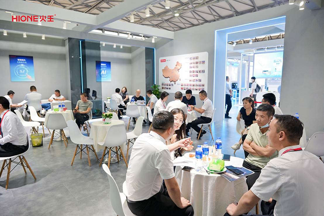 一群人在房间里的桌子前

中度可信度描述已自动生成